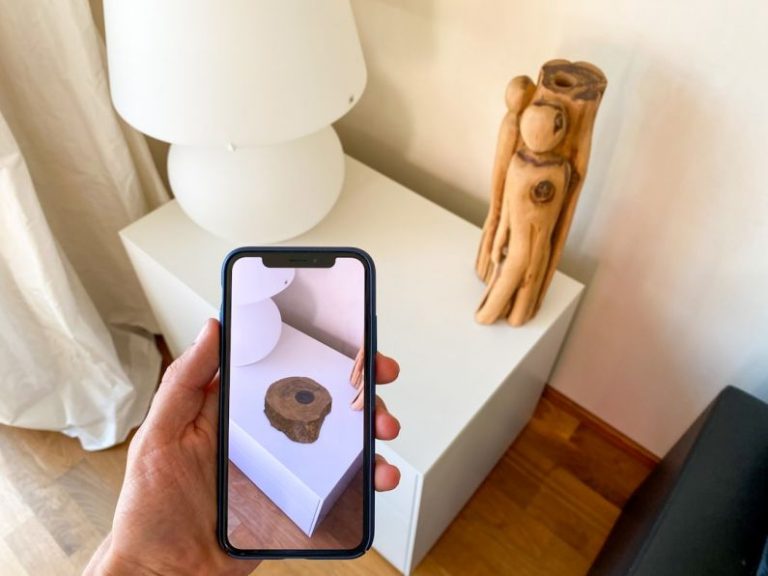 Using Augmented Reality for Interactive Property Showings