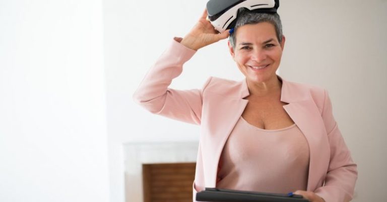 Virtual Tour - A Real Estate Agent Using a VR Headset